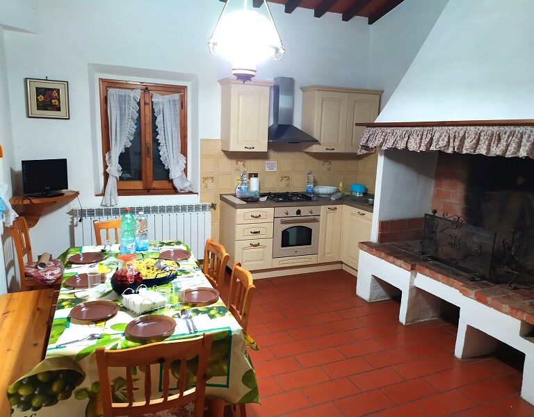 4_cucina_camino_da_tilli-768x600