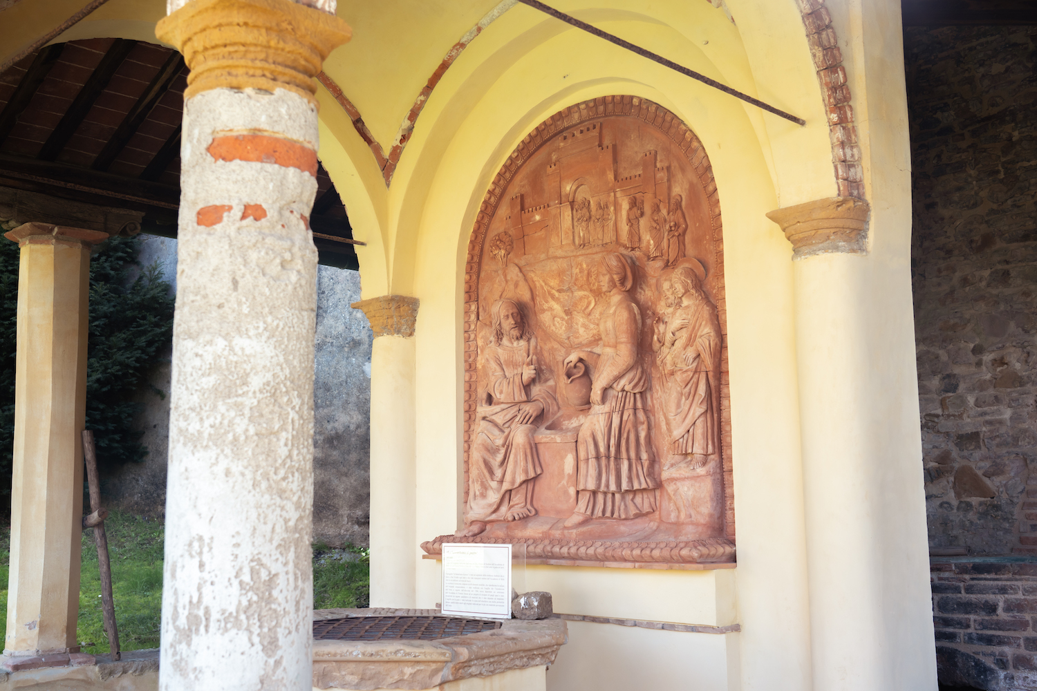 La Gerusalemme di San Vivaldo, situata nel cuore della Valdelsa, rappresenta una delle più affascinanti testimonianze di devozione religiosa e architettura sacra del Rinascimento italiano.